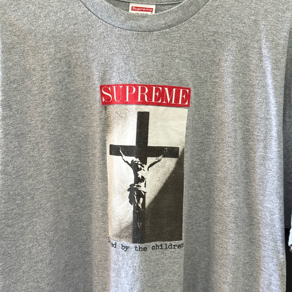 Supreme. Grey men’s t-shirt. Size L
